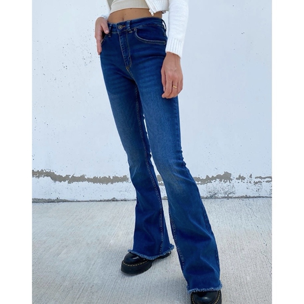 Subdued flare jeans w frayed hem